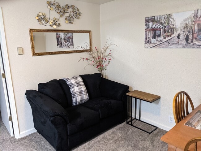 Living room - 5567 E Bonnyview Rd