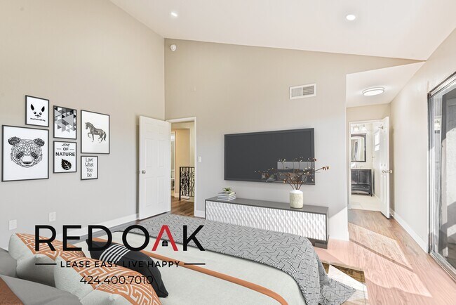 Foto del edificio - Gorgeous Three Bedroom with Two Private Ba...