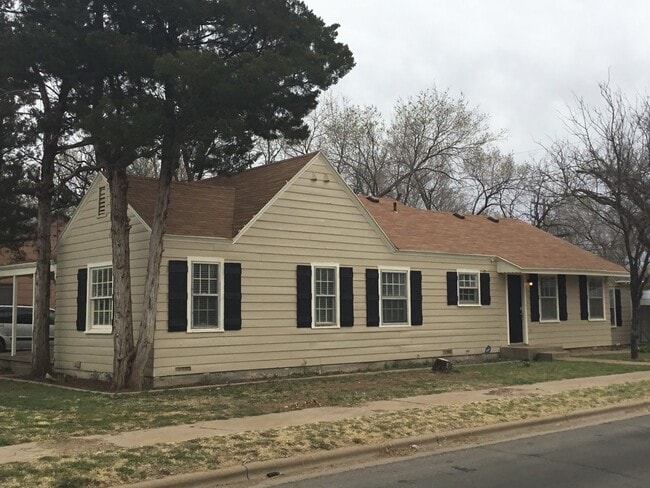 Building Photo - 4 Bedrooms/2 Full Baths/2 Living-Dining/2 ...