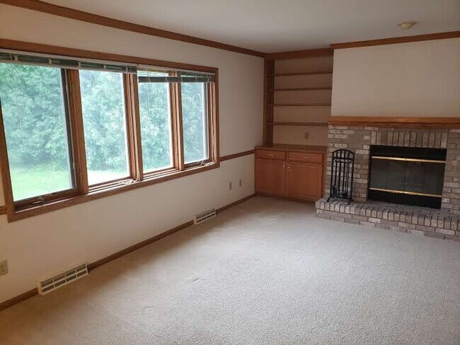 Building Photo - Spacious 3 bedroom, 2 1/2 bath Duplex