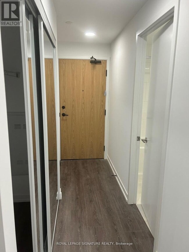 Photo du bâtiment - 8 Beverley Glen Blvd