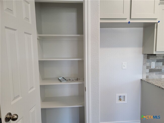 Foto del edificio - 122 Wind Ridge Dr