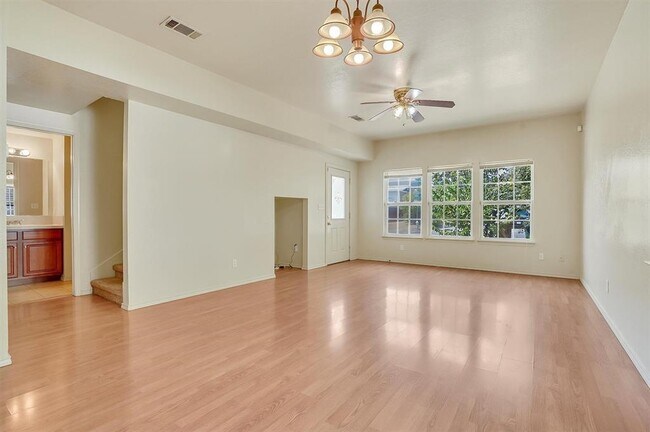 Foto del edificio - 2115 E 18th St