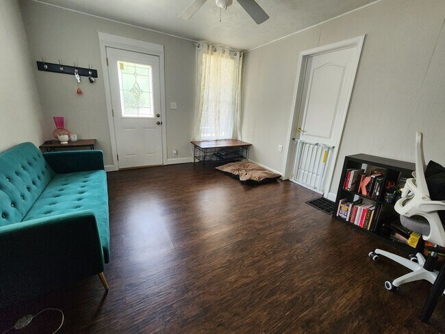 Building Photo - 2 Bedroom Home in Bloomington!