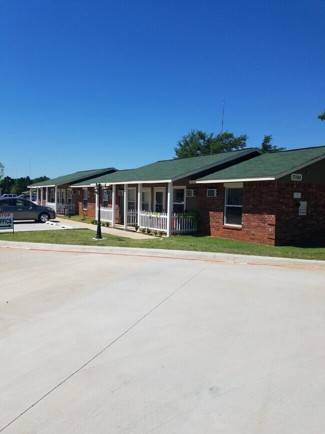 2040 E Memorial Rd, Edmond, OK 73013 Apartments Edmond, OK