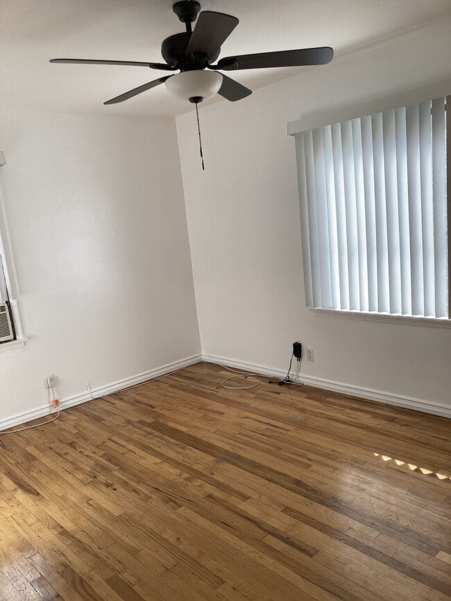 Building Photo - 1032 N Croft Ave