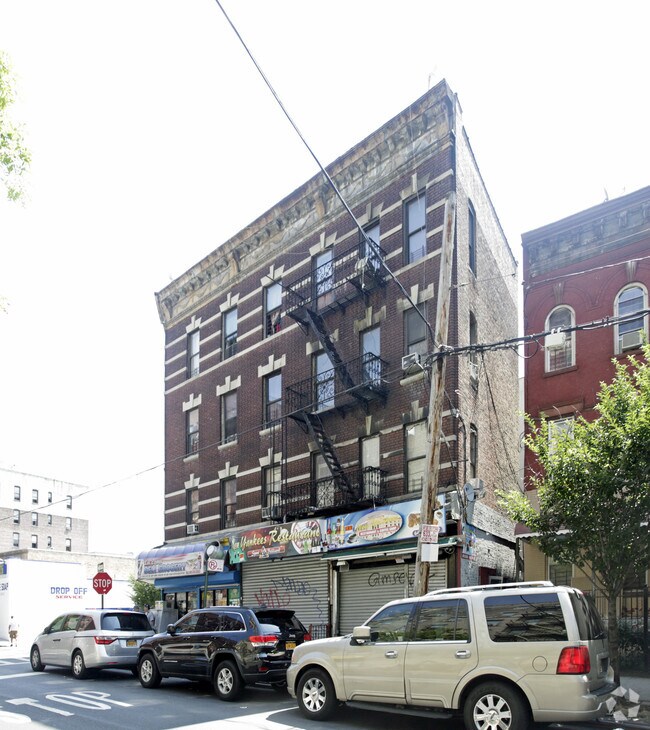 Foto del edificio - 74 W 165th St