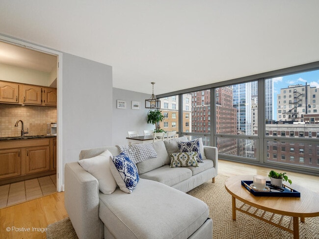 Building Photo - 21 W Goethe St