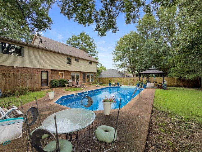 Photo - 743 Grovewood Dr- House