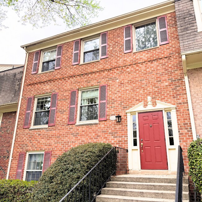 Foto del edificio - 6008 Westchester Park Dr