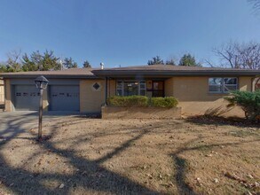 Building Photo - 2122 S Chautauqua Ave