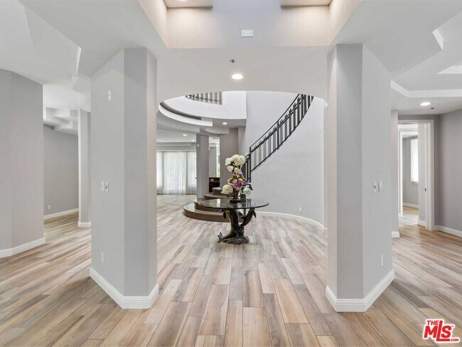 Foto del edificio - 112 Elm Dr
