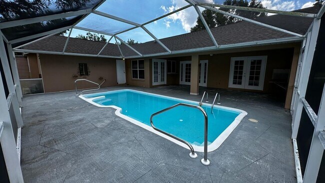Foto del edificio - SPACIOUS 4-BEDROOM HOME WITH SCREENED POOL IN SE CAPE CORAL