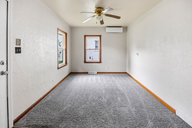 Building Photo - 1 Bedroom/ 1 Bath Home - Fenced in back yard and 1 Stall Garage
