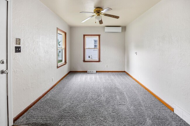 Foto del edificio - 1 Bedroom/ 1 Bath Home - Fenced in back yard and 1 Stall Garage