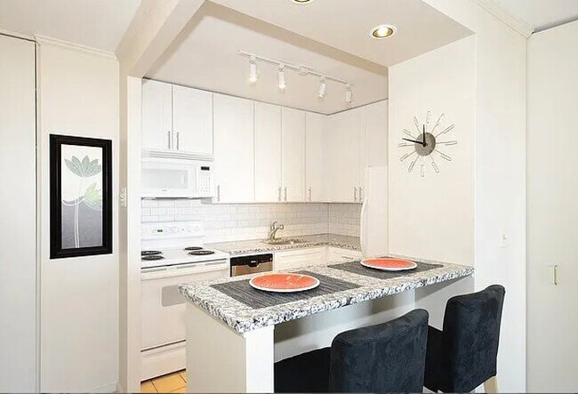 Foto del edificio - 70 W Burton Pl