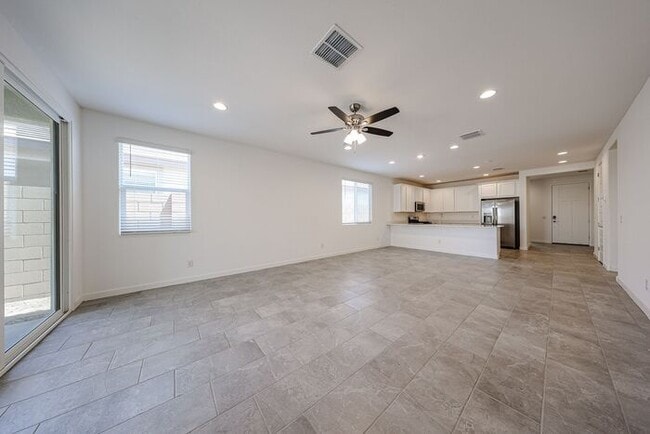 Foto del edificio - NEW 5 Bedroom 3 Bathroom Home Available fo...