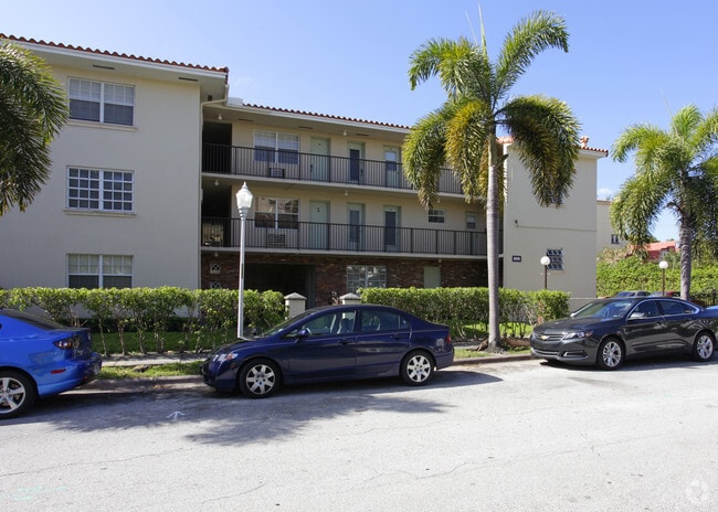 Building Photo - Bella Majorca Condo