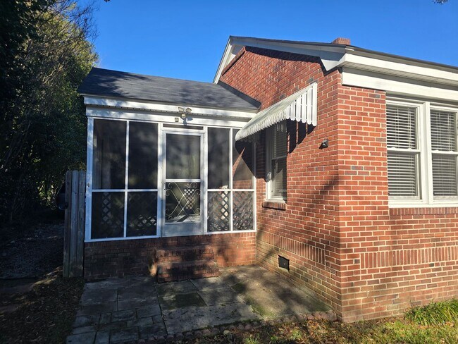 Foto del edificio - 2 bed 1 bath brick house