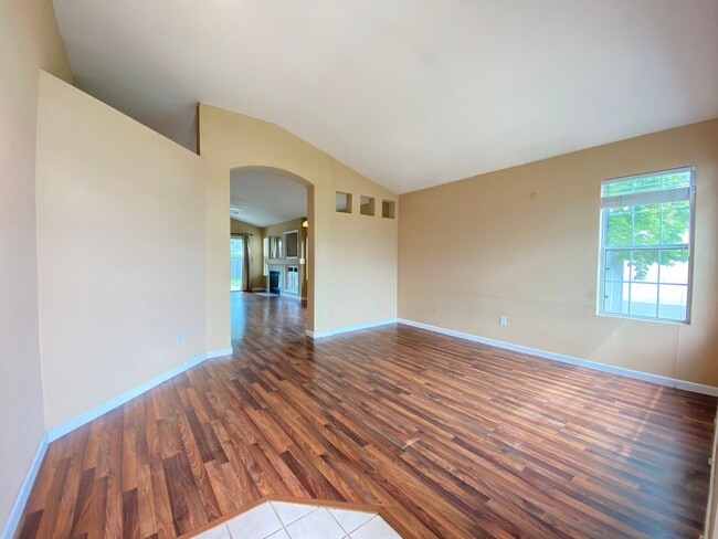 Foto del edificio - Well Kept Home with 3 Car Garage!