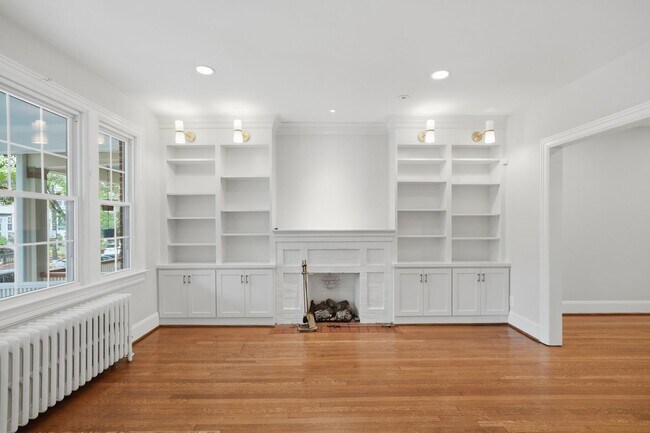 Foto del edificio - Glover Park Townhome | 4 Bed | 3.5 Bath | 2,500 Sf | Large Front Porch & Fenced-In Backyard w/ Deck