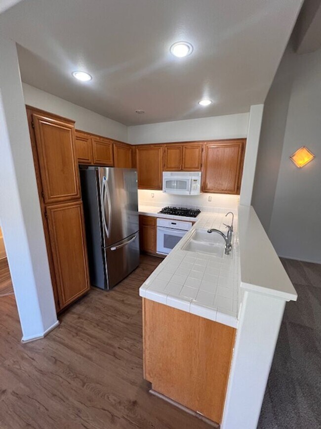 Foto del edificio - Spacious 2 Bedroom, 2 Bathroom Town Home w/ Attached Garage! Andria of UTC