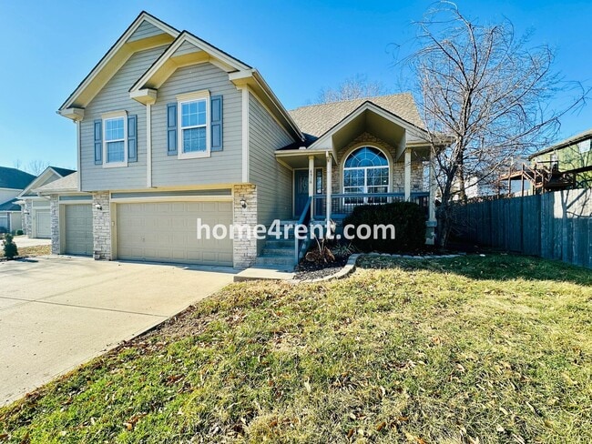 Building Photo - Spacious Four Bedroom Northland Home with a Finished Basement, 3 car garage and Fenced Yard!