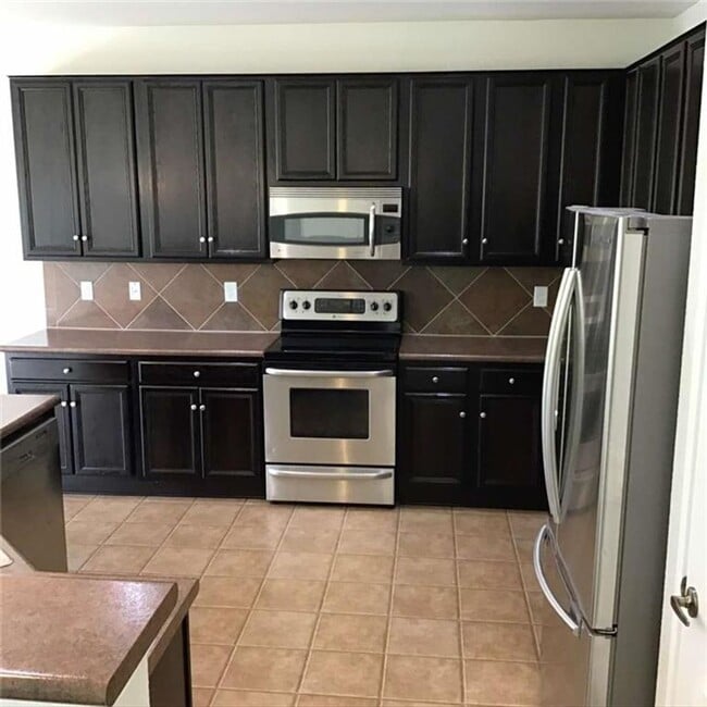 Foto del edificio - Extensive solar panels resulting in minimal to no electric cost. Dont Miss out!