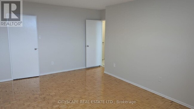 Photo du bâtiment - 5348 Lakeshore Rd.