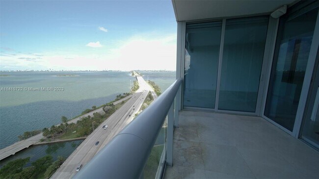 Foto del edificio - 601 NE 36th St