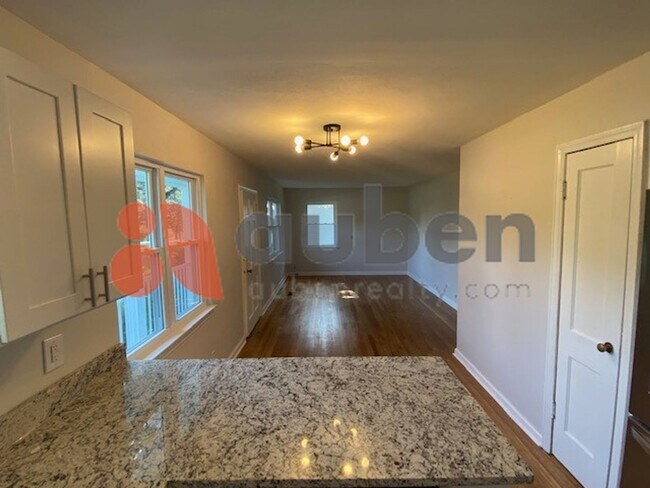 Building Photo - Updated 2 bed home with garage. Minutes to...
