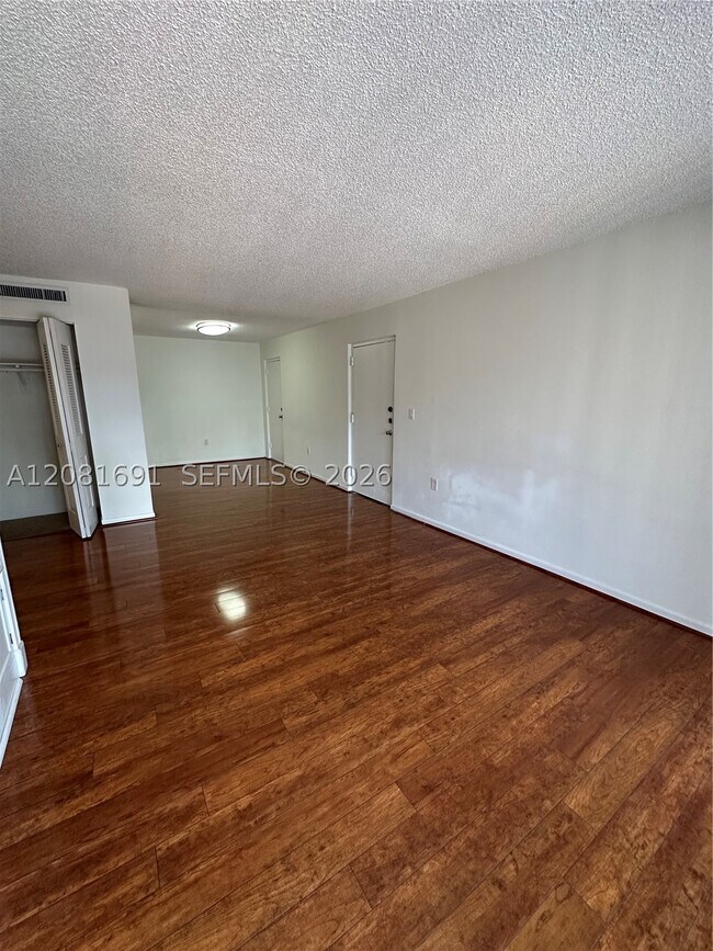 Building Photo - 10818 N Kendall Dr
