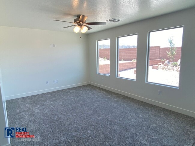 Building Photo - Large 4 Bedroom home in Desert Hollows