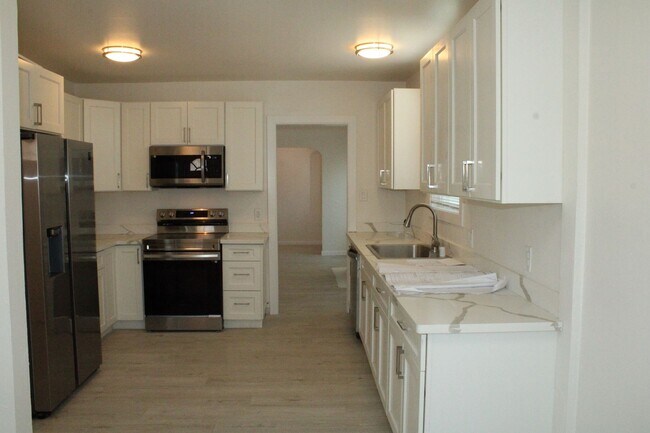 Foto del edificio - Three Bedroom, 1 1/2 Bathroom Single Famil...