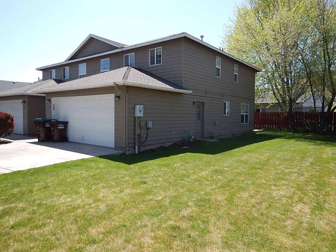 Primary Photo - 2 Story Townhouse Near Golf Course with Sp...