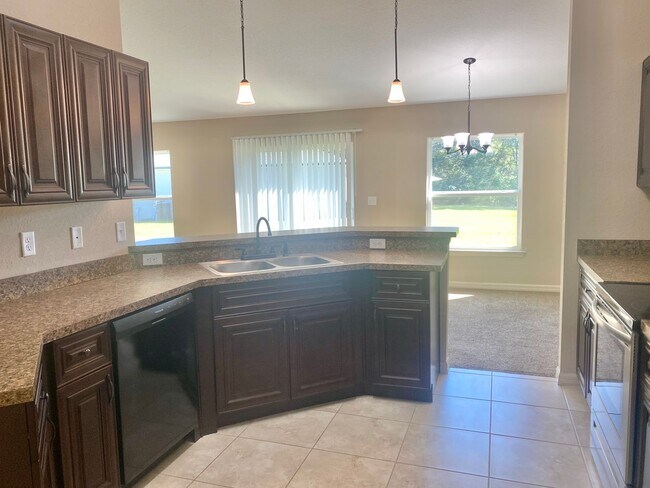 Foto del edificio - Maintenance-Free 4 Bedroom Rental!