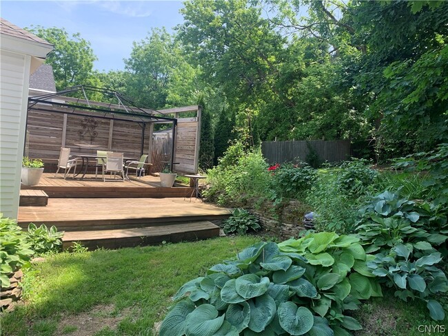 Foto del edificio - 327 Tennyson Ave