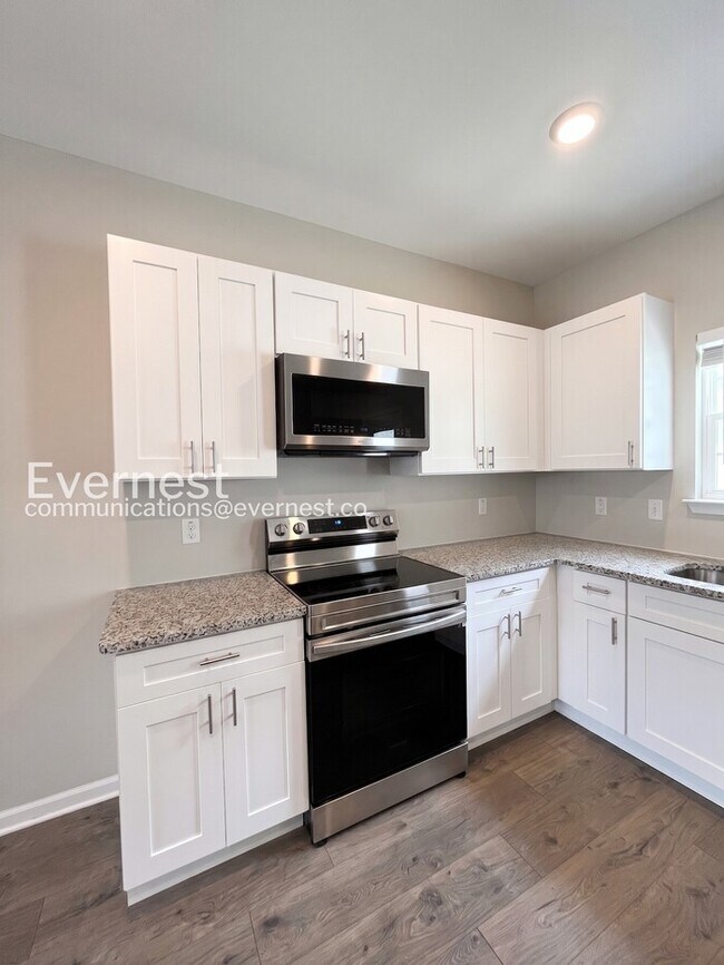 Foto del edificio - 2-Bed/3-Bath Townhouse with Modern Amenities/ Pet-Friendly /Available Now!