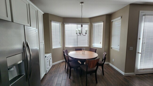 Building Photo - 3 bed, 2.5 bath Tempe townhouse