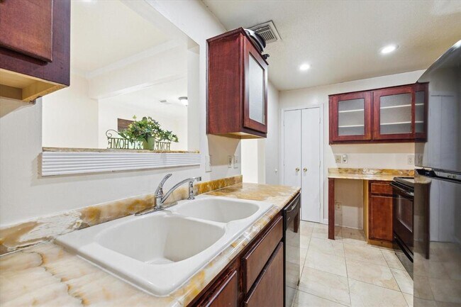 Foto del edificio - 2211 Place Rebecca Ln