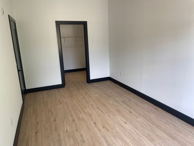 Building Photo - Fantastic one bedroom with balcony at Wate...