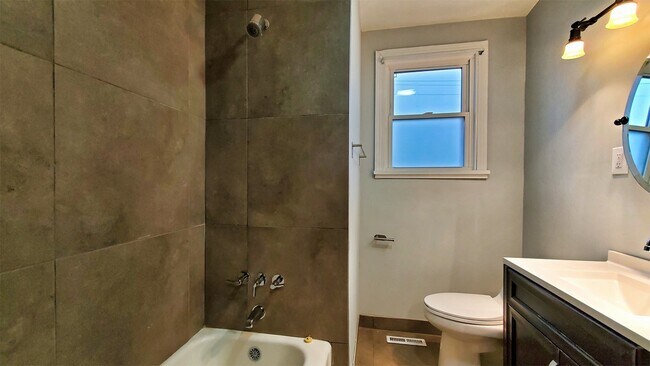Foto del edificio - 4705 Grinstead Pl