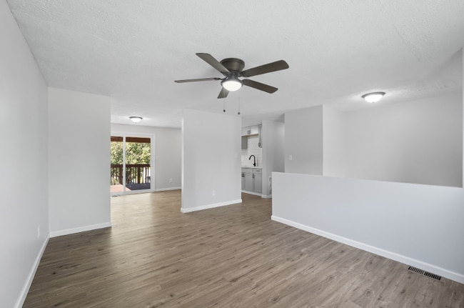 Building Photo - 7 Waterside Way