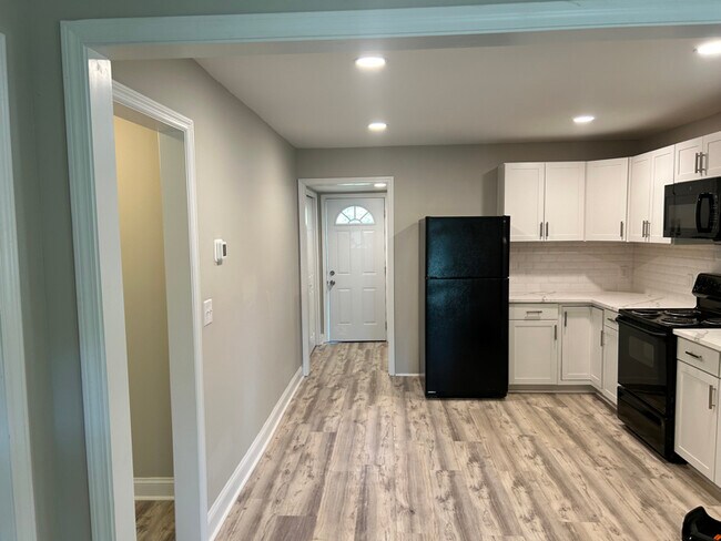 Building Photo - 308 Oakhurst Ave