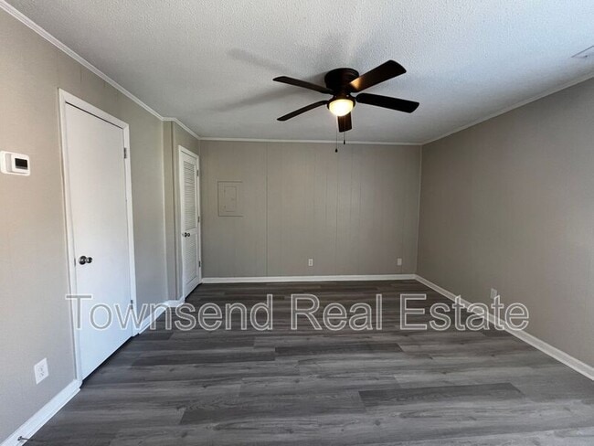 Building Photo - 5874 Century Oaks Dr