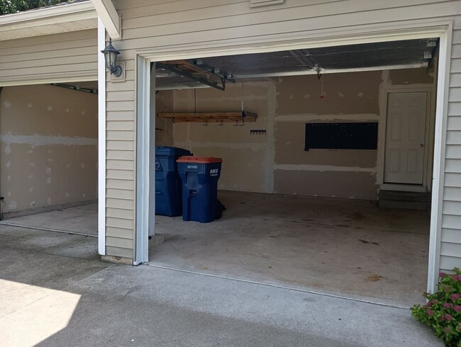 Building Photo - Spacious 3 Bedroom 2.5 Bathroom Home for Rent