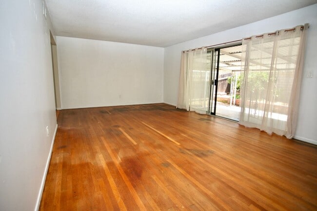 Building Photo - Single Level Home in Great Area!