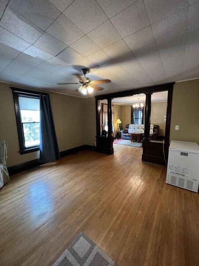 Foto del edificio - Fully furnished 3 bedroom 1 bathroom house!