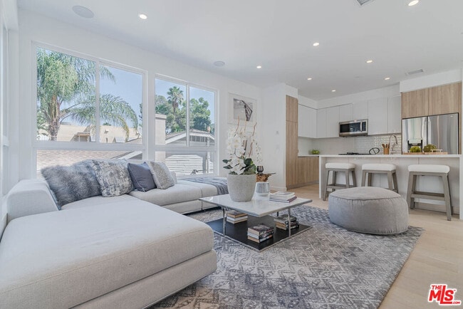 Building Photo - 1214 N Sycamore Ave