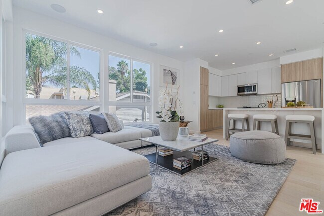 Foto del edificio - 1214 N Sycamore Ave